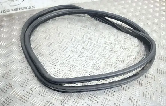 Volvo XC90 Front door rubber seal