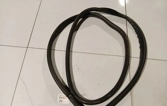 Volvo S40 Rubber seal front coupe door 