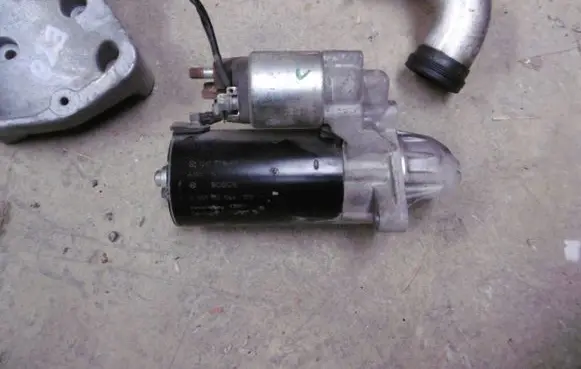 BMW 5 E60 E61 Starter motor 7796892 0001115046
