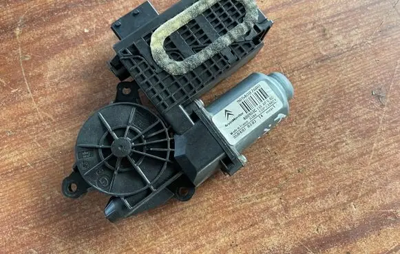 Citroen C4 I Picasso Front door window regulator motor 9654087680