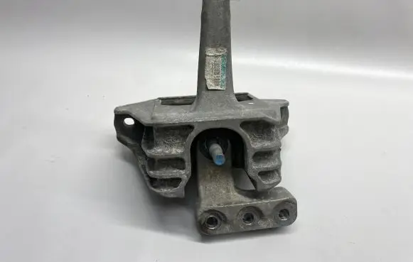 KIA Cerato Engine mount bracket 21812M6100