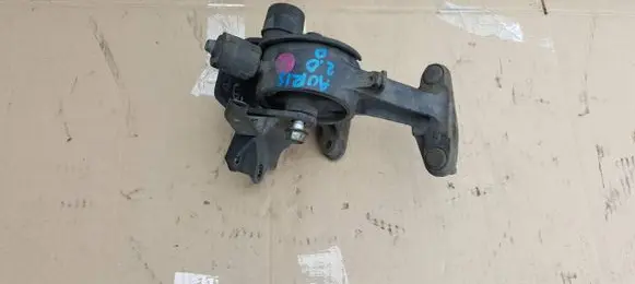 Engine mount vacuum valve