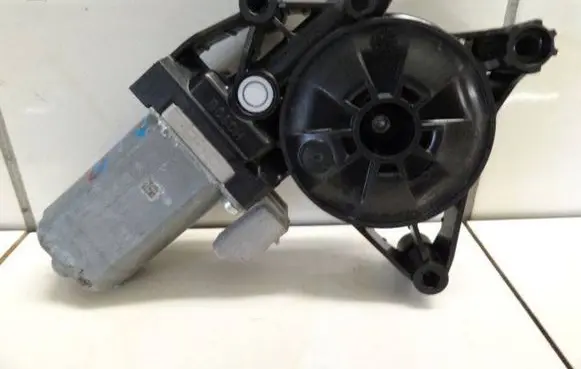 Citroen Berlingo Front door window regulator motor