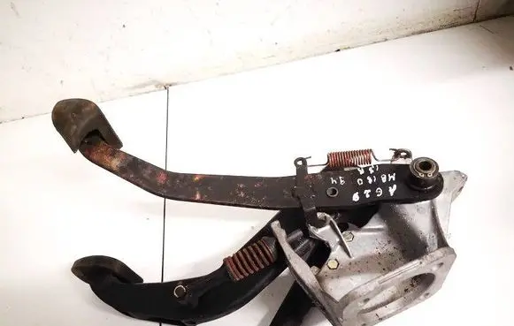 Mercedes-Benz E W124 Clutch pedal 2022900119