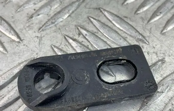 BMW 1 E81 E87 Radiator mount bracket 7123406