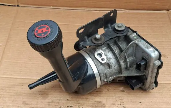 Citroen C4 Grand Picasso Power steering pump 9674055780