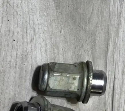 Toyota Hilux VIII Nuts/bolts 
