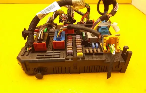 Peugeot 2008 II Fuse module 9853735580 28808942 1512342702