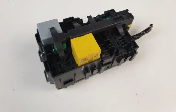 Peugeot 208 Fuse module 9806192580