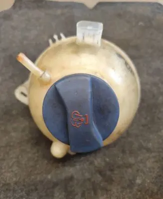 Coolant expansion tank/reservoir