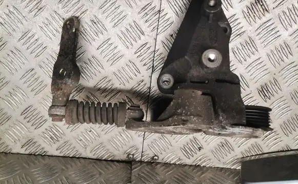 Ford Mondeo Mk III Generator/alternator bracket xs7e10039ba