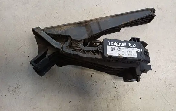 Accelerator throttle pedal