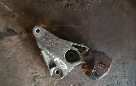 Seat Exeo (3R) Engine mounting bracket 8E0199343N