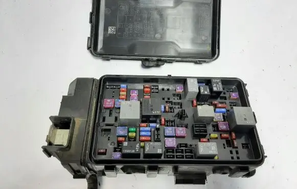 Opel Insignia B Fuse module 39116624 39110536