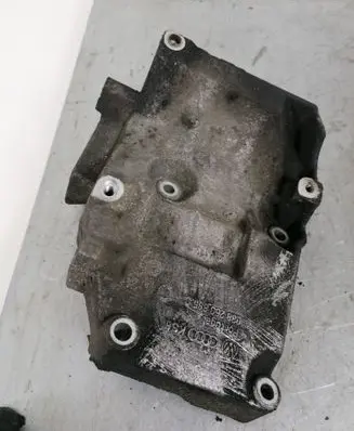Volkswagen PASSAT B5.5 Engine mounting bracket 038260885C