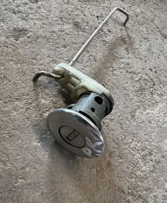 Dacia Logan I Front door lock (next to the handle) 