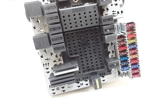 Volvo XC70 Fuse module 30679527 08696098