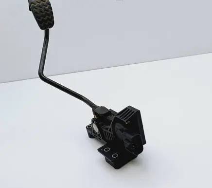 Accelerator throttle pedal