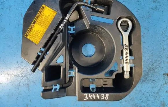 Lexus CT 200H Tool box 6477776020