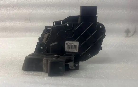 Volvo V70 Front door lock 31253674 066904104 A649317