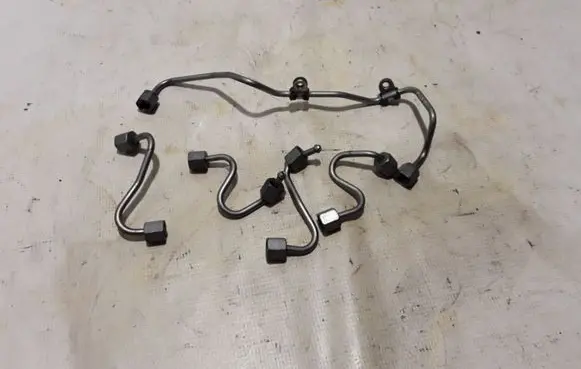 Fuel injector supply line/pipe