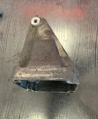 Engine mounting bracket