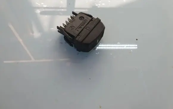 Citroen Xsara Picasso Electric window control switch 22681