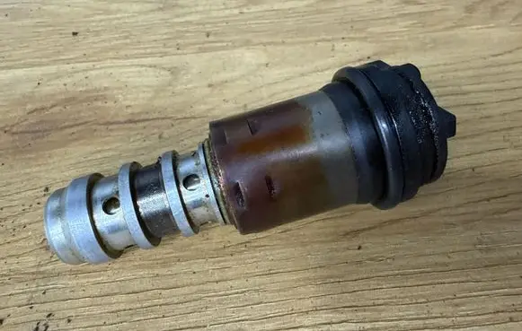 BMW 3 E90 E91 Camshaft vanos timing valve 13150137