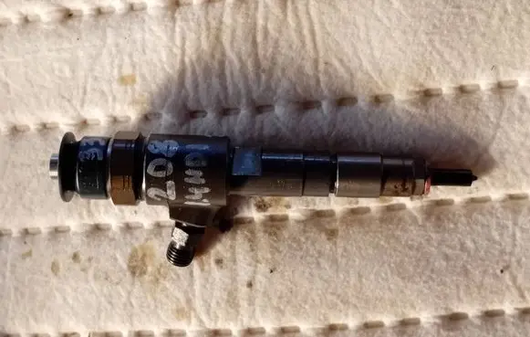 Peugeot 208 Fuel injector 0445110339