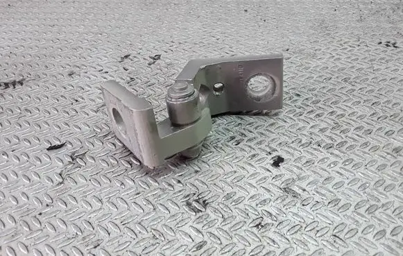 Skoda Octavia Mk2 (1Z) Front door lower hinge 6Y0831411D