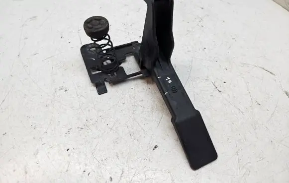 Engine bonnet (hood) release handle