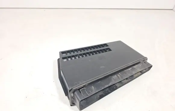 Land Rover Range Rover L322 Quarter panel pressure vent 8385388