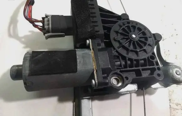 Opel Zafira B Rear door window regulator motor 