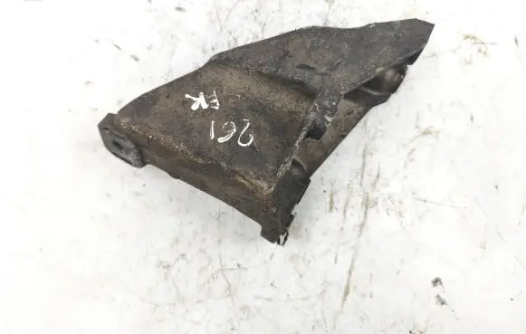 Engine mounting bracket