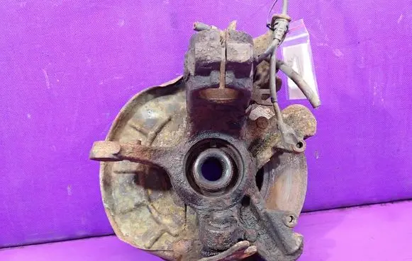 Skoda Fabia Mk2 (5J) Front wheel hub spindle knuckle
