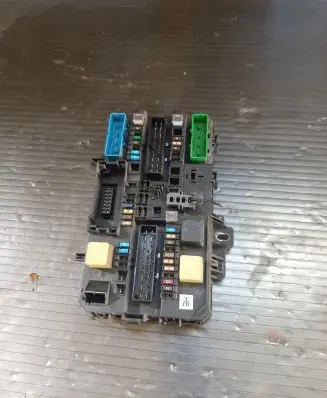 Opel Zafira B Fuse module 13206757