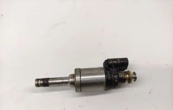 Ford Focus Fuel injector DM5G9F593AA