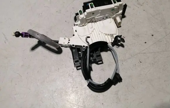 Mercedes-Benz C W204 Front door lock A2047203035