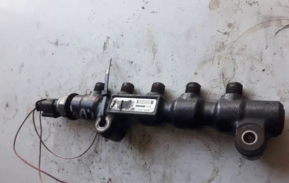 Peugeot 307 Fuel distributor 