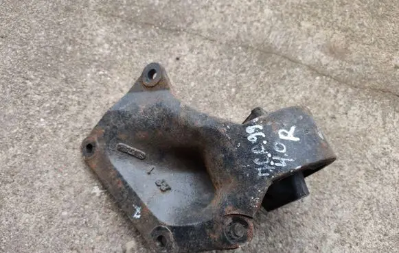 Jeep Grand Cherokee (WJ) Engine mount bracket