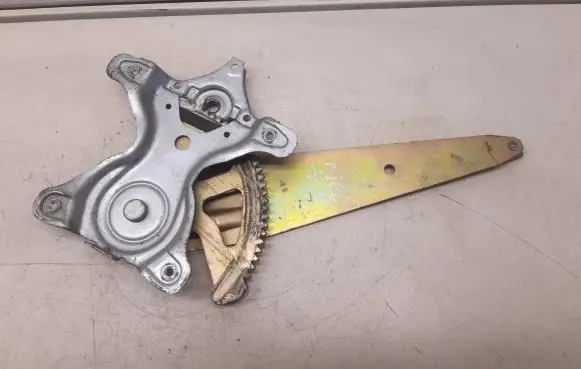 Lexus IS 200-300 Rear window lifting mechanism without motor