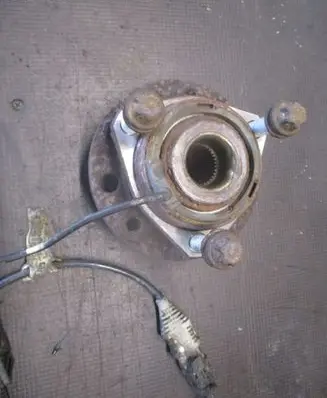 Opel Astra H Front wheel hub 13118565