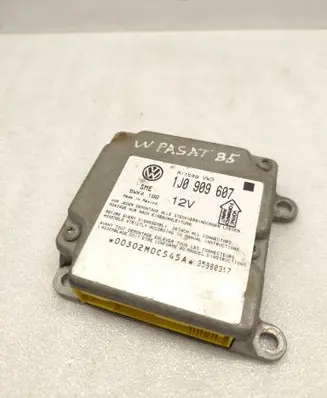 Volkswagen PASSAT B5 Airbag control unit/module 1J0909607 35980317 5WK4199