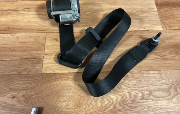 Mercedes-Benz B W245 Front seatbelt 1698608485