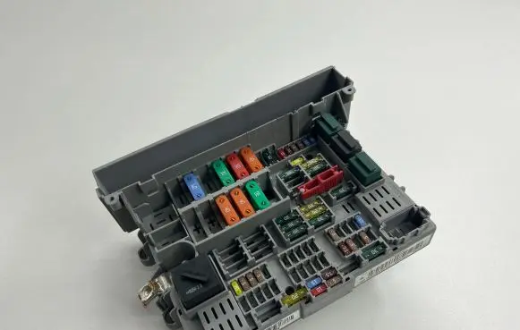BMW 1 E81 E87 Fuse module 6906607 8010090790 20818021