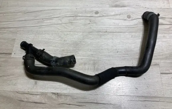Engine coolant pipe/hose