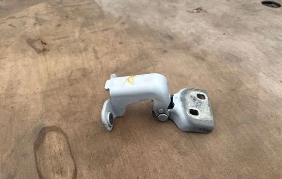 Opel Vivaro Front door lower hinge 93450652 804005400R