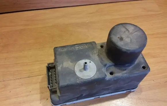 Volkswagen Golf III Central locking vacuum pump 1H0962257