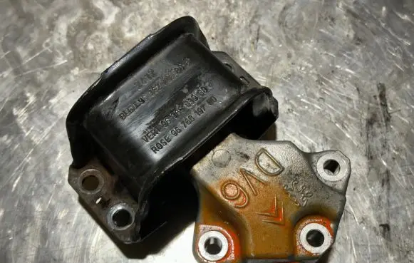 Citroen DS4 Engine mount bracket 9636583980