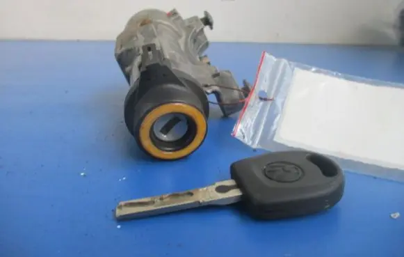 Volkswagen Polo IV 9N3 Ignition lock 4B0905851Q